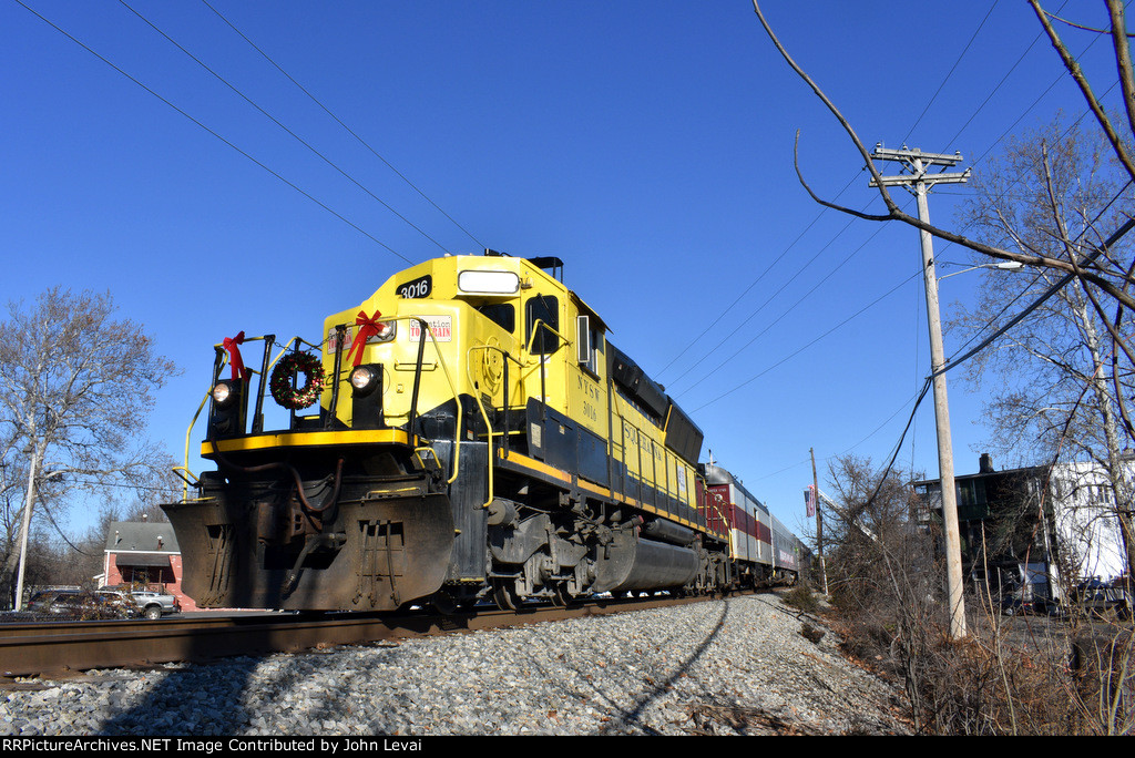 SD33-ECO # 3016 leads the TFT train out of Pompton Lakes Station